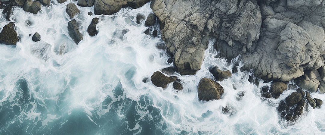 Retrato aérea do litoral rochoso