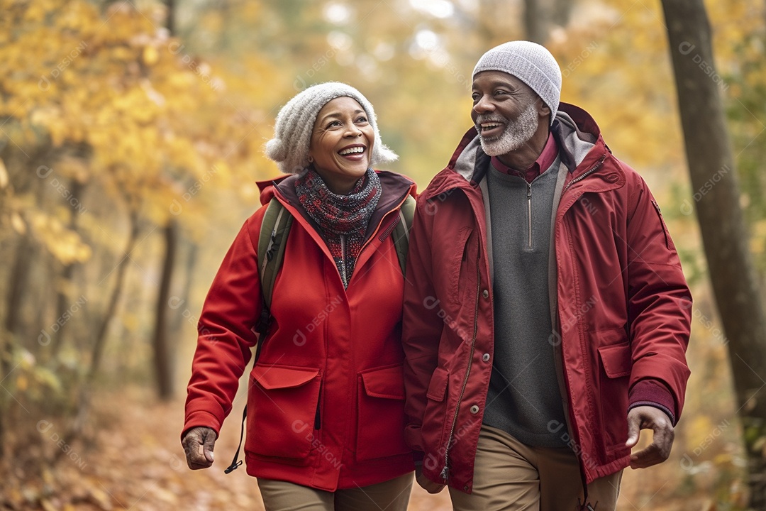 Casal maturo em sua caminhada de outono na floresta