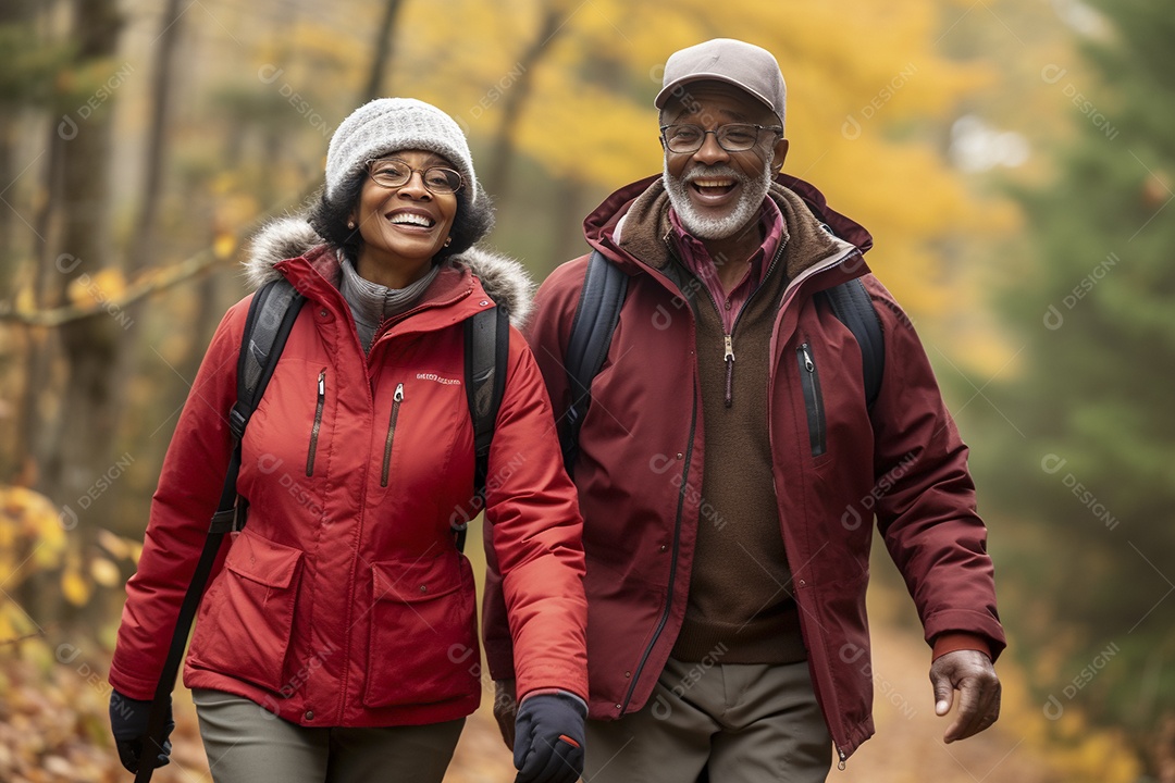 Casal maturo em sua caminhada de outono na floresta