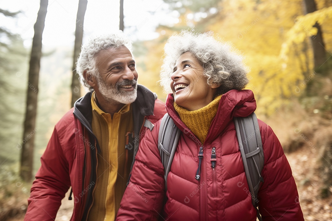 Casal maturo em sua caminhada de outono na floresta