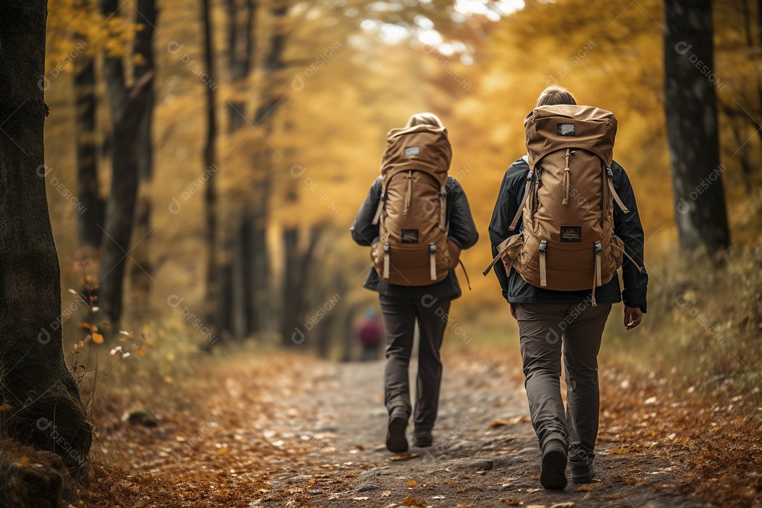 Dois caminhantes caminhando por uma floresta de outono