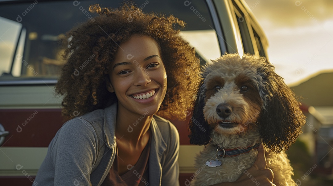 Mulher jovem e cachorro sentados na frente de sua van