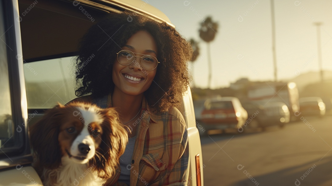 Mulher jovem e cachorro sentados na frente de sua van