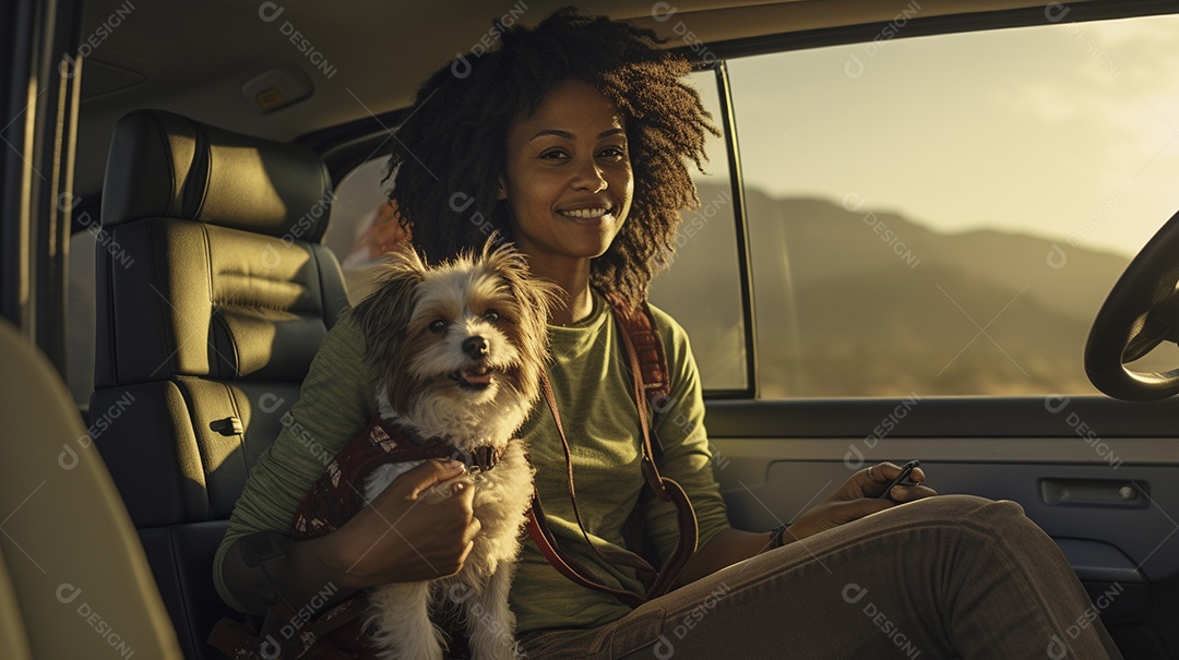 Mulher jovem e cachorro sentados na frente de sua van