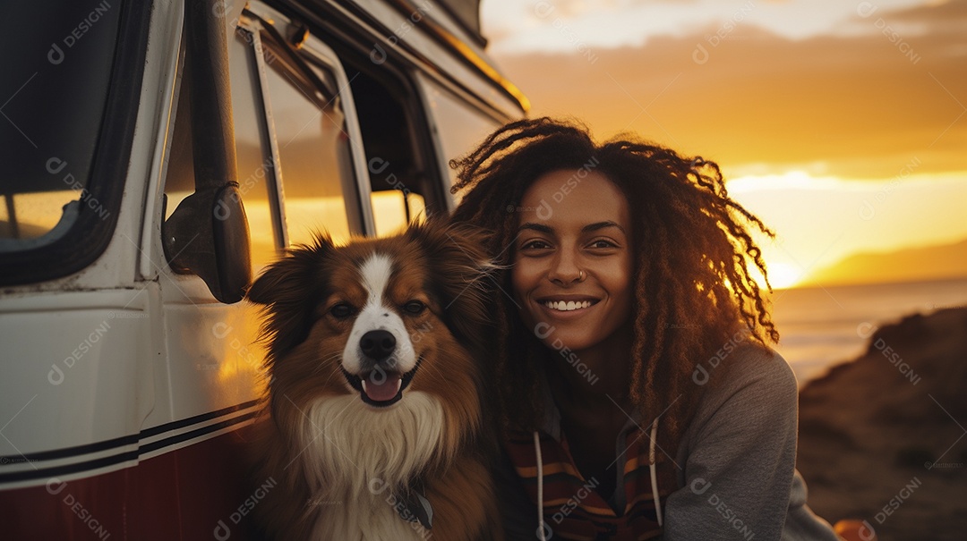 Mulher jovem e cachorro sentados na frente de sua van