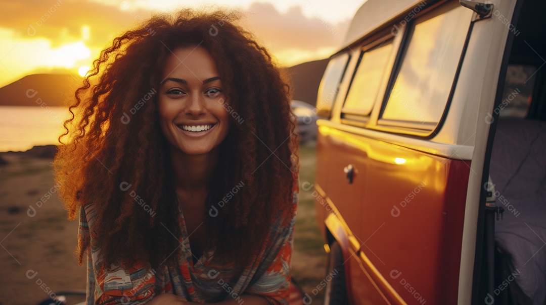 Mulher jovem e cachorro sentados na frente de sua van