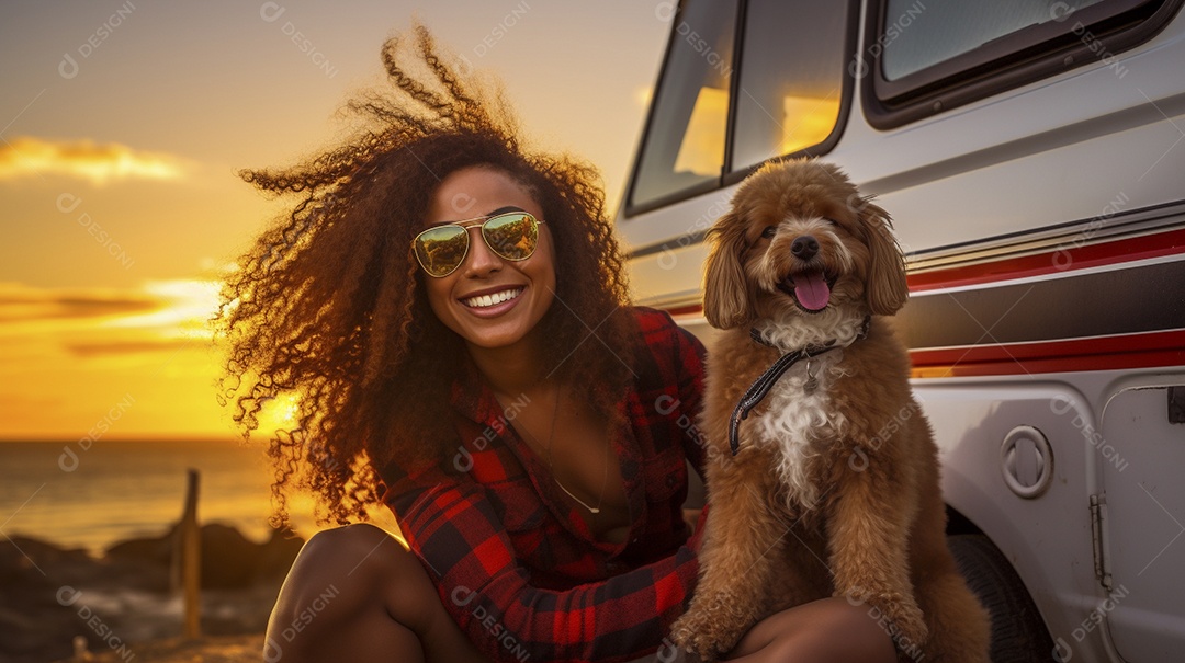 Mulher jovem e cachorro sentados na frente de sua van