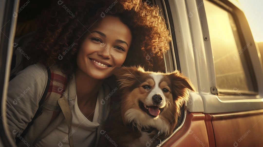 Mulher jovem e cachorro sentados na frente de sua van