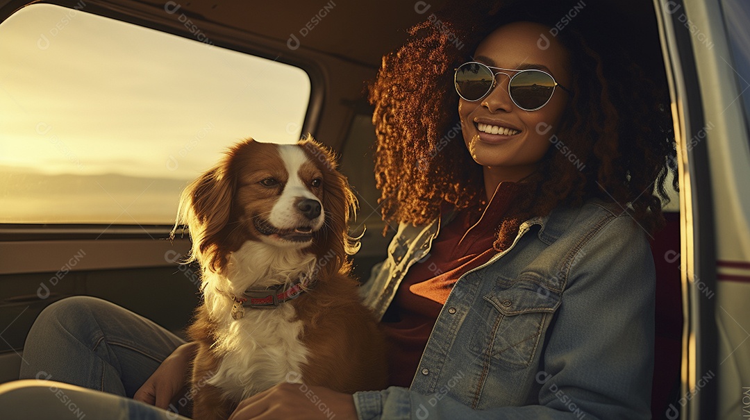 Mulher jovem e cachorro sentados na frente de sua van