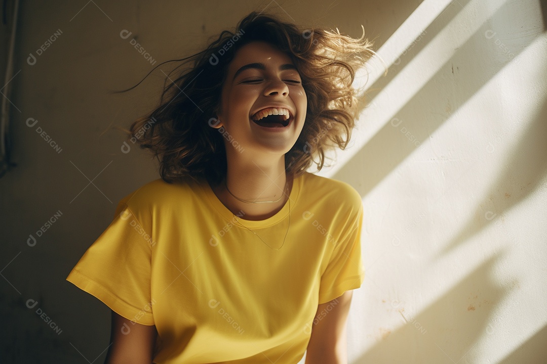 Mulher jovem sorridente vestindo camiseta amarela