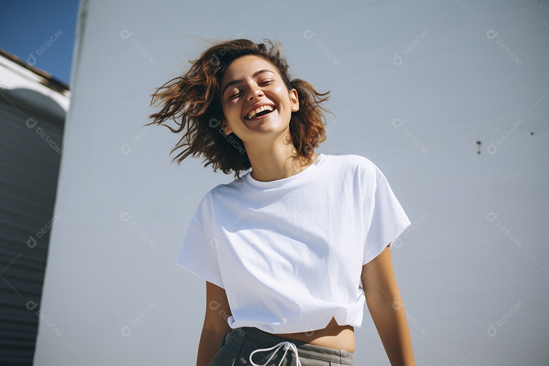 Mulher jovem sorridente vestindo camiseta branca
