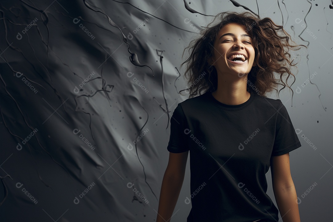 Mulher jovem sorridente vestindo camiseta preta