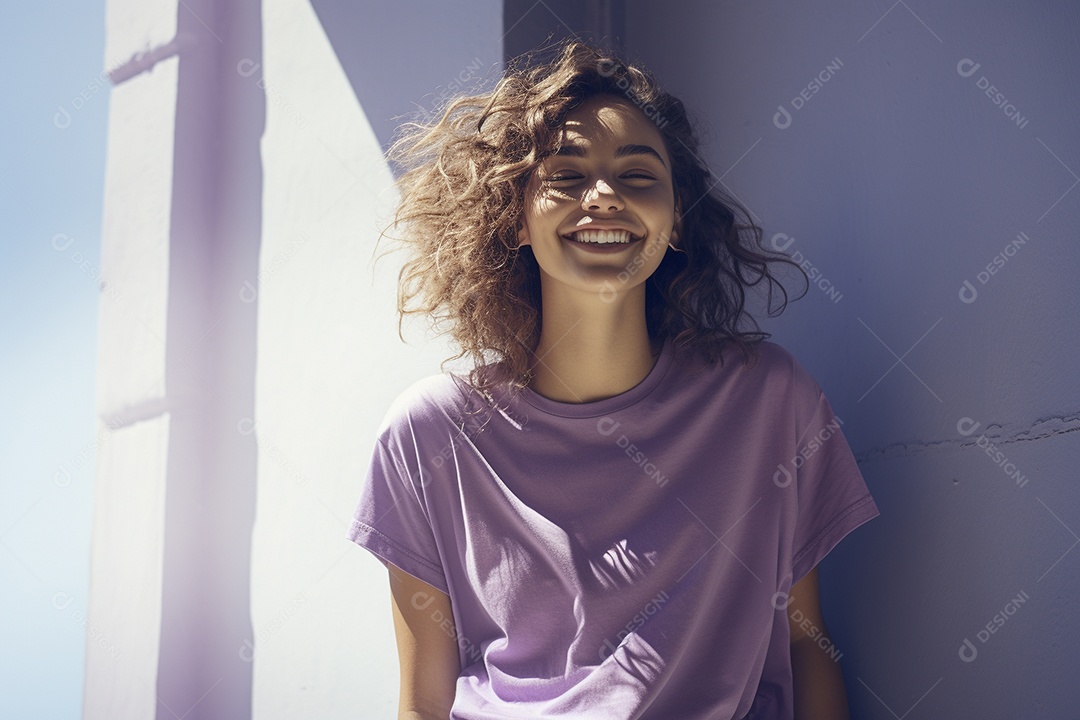Mulher jovem sorridente vestindo camiseta lilás