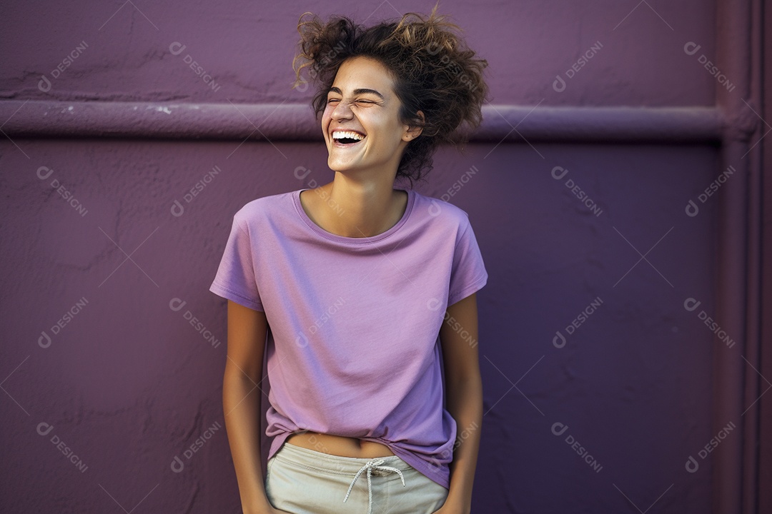 Mulher jovem sorridente vestindo camiseta lilás
