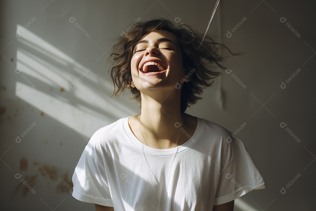 Mulher jovem sorridente vestindo camiseta branca