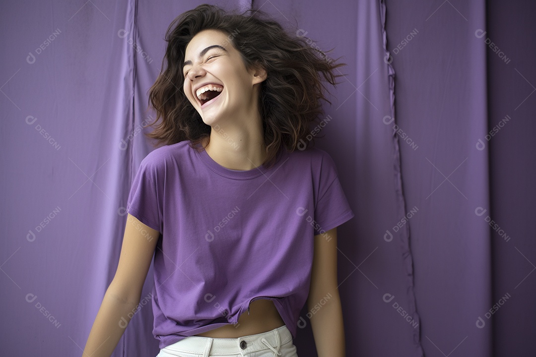 Mulher jovem sorridente vestindo camiseta lilás