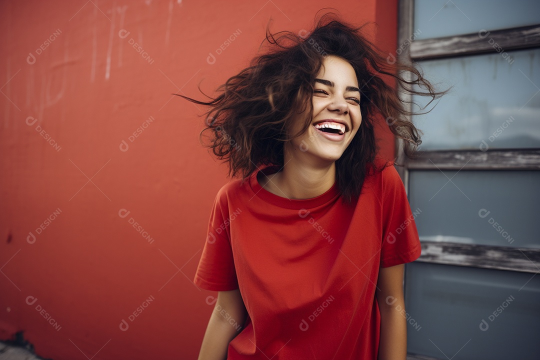Mulher jovem sorridente vestindo camiseta vermelha