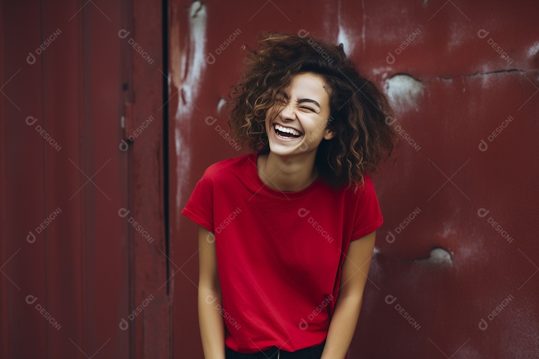 Mulher jovem sorridente vestindo camiseta vermelha