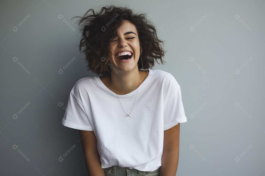 Mulher jovem sorridente vestindo camiseta branca