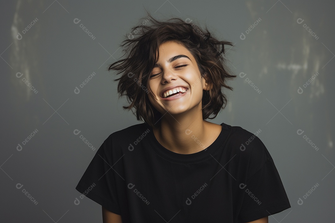 Mulher jovem sorridente vestindo camiseta preta