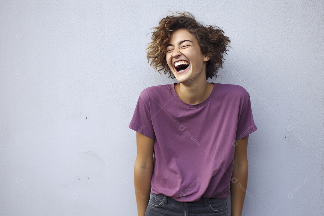 Mulher jovem sorridente vestindo camiseta lilás