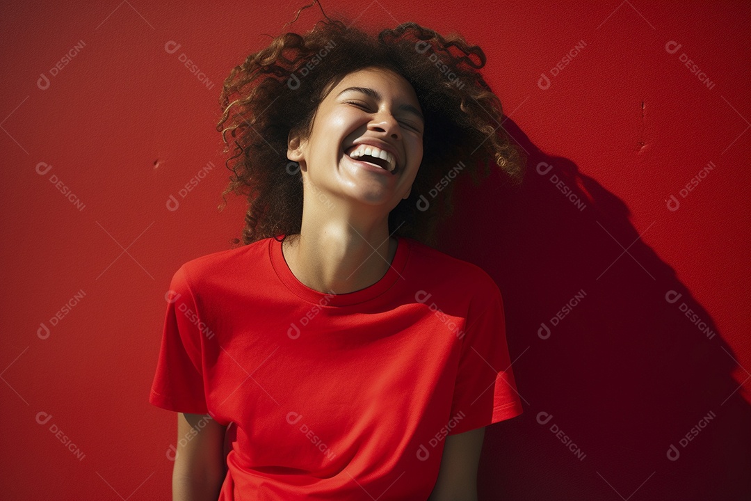Mulher jovem sorridente vestindo camiseta vermelha