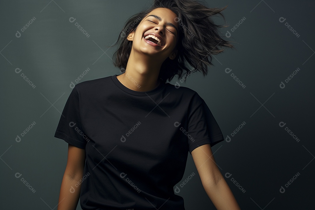 Mulher jovem sorridente vestindo camiseta preta