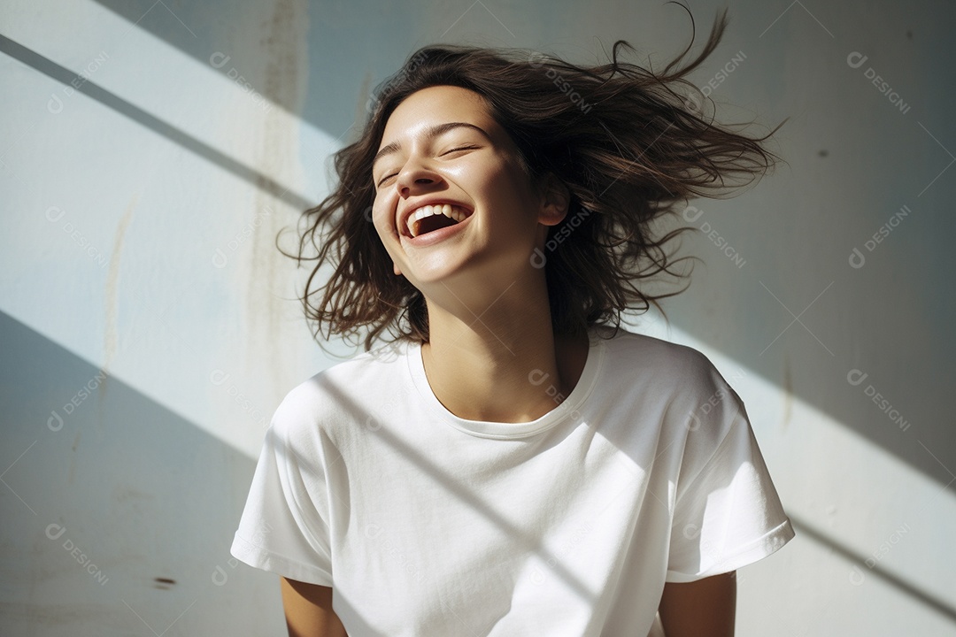 Mulher jovem sorridente vestindo camiseta branca