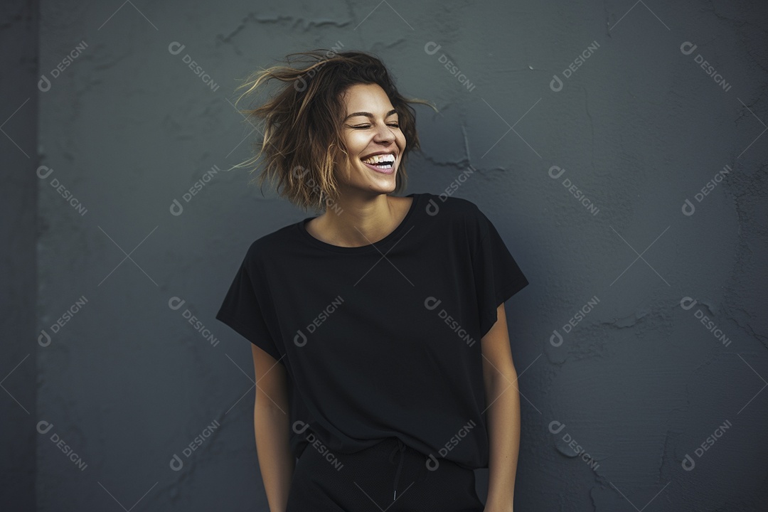 Mulher jovem sorridente vestindo camiseta preta