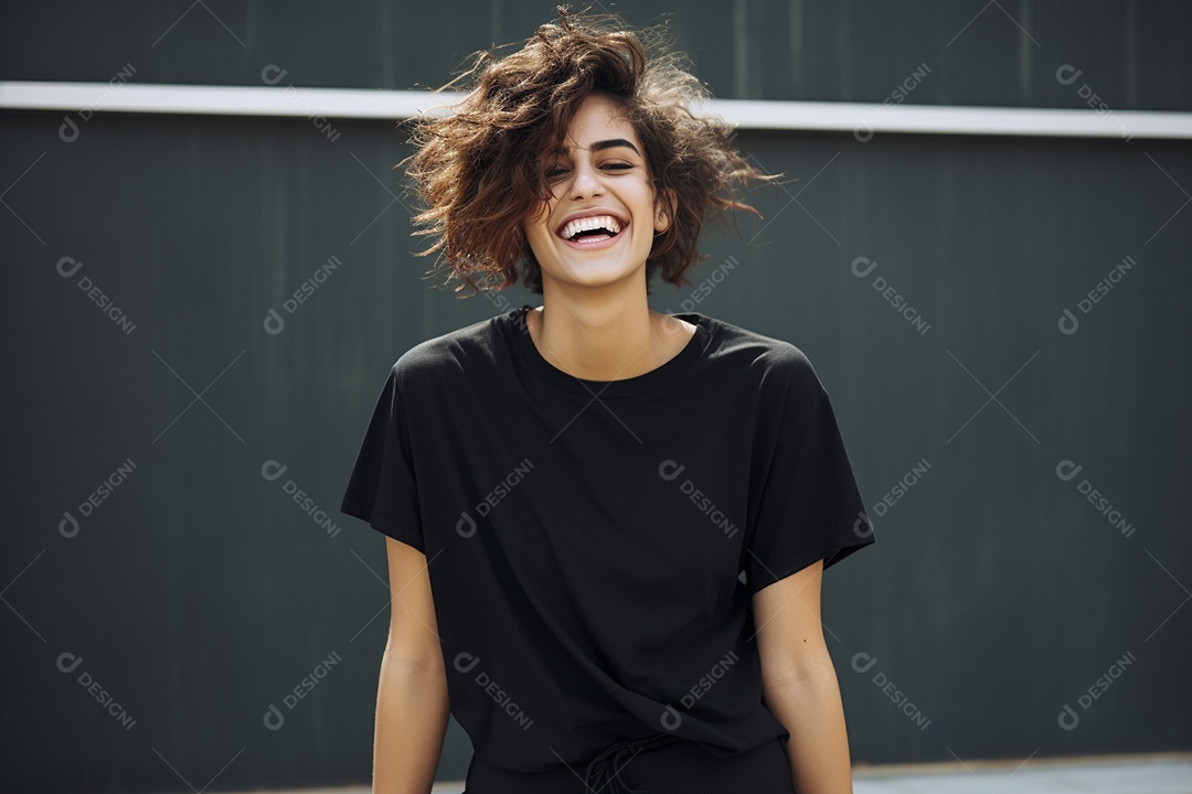 Mulher jovem sorridente vestindo camiseta preta