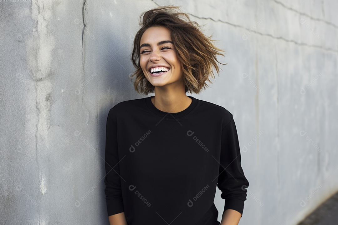 Mulher jovem sorridente vestindo camiseta preta