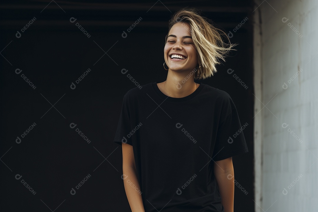 Mulher jovem sorridente vestindo camiseta preta