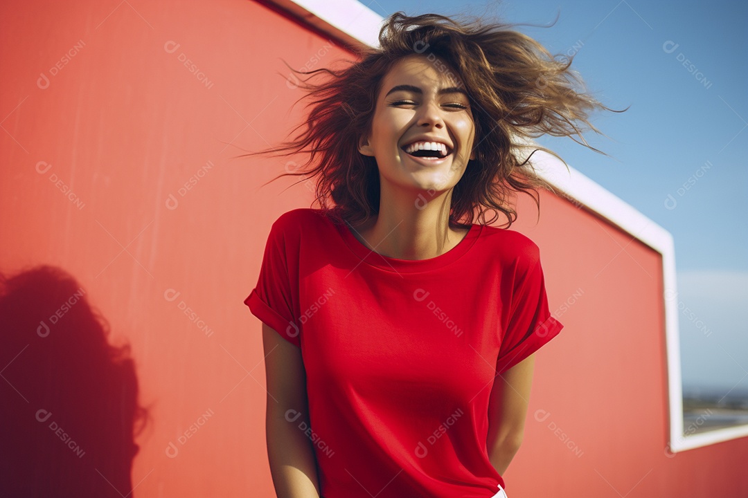 Mulher jovem sorridente vestindo camiseta vermelha