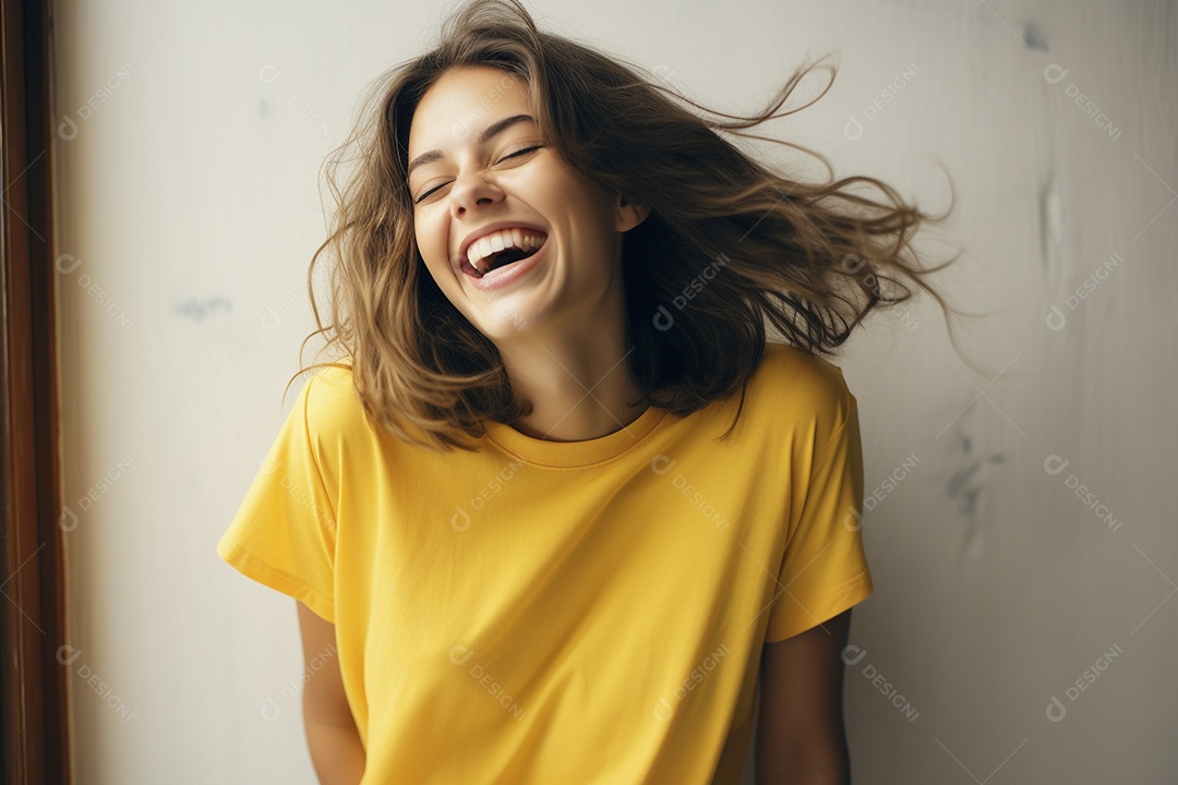 Mulher jovem sorridente vestindo camiseta amarela