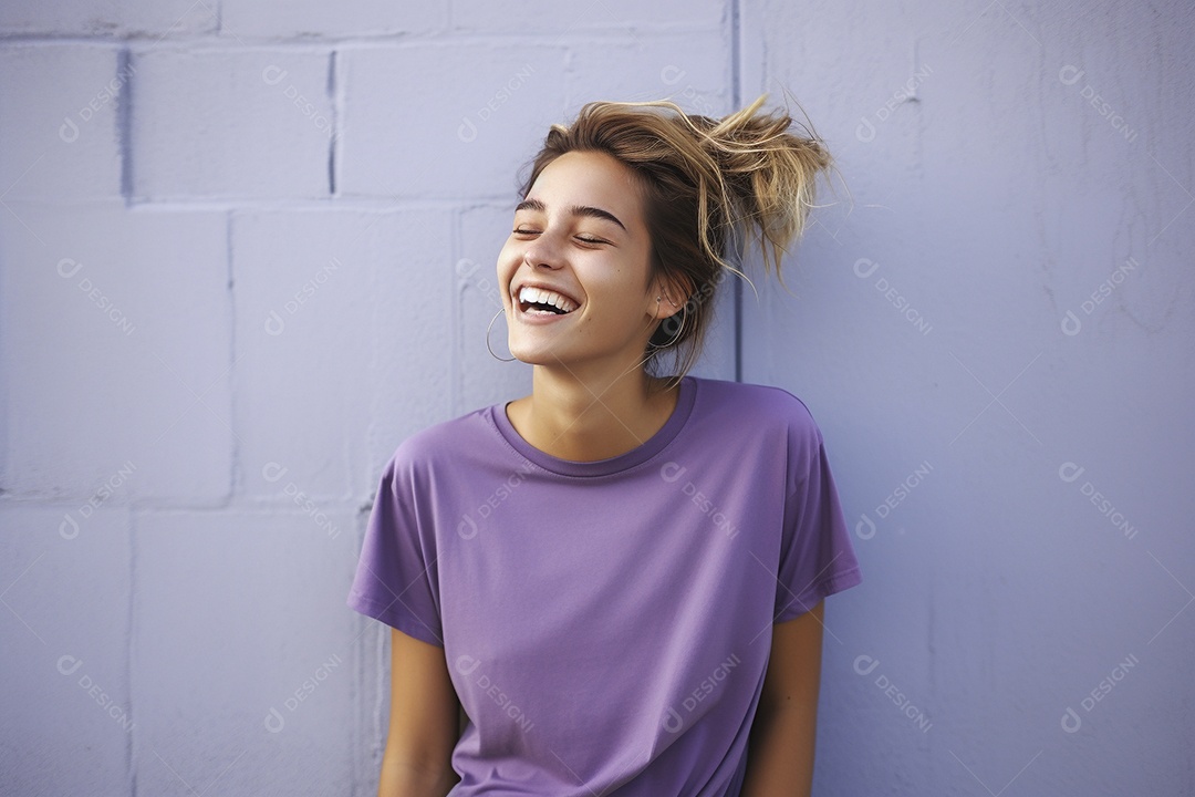 Mulher jovem sorridente vestindo camiseta lilás