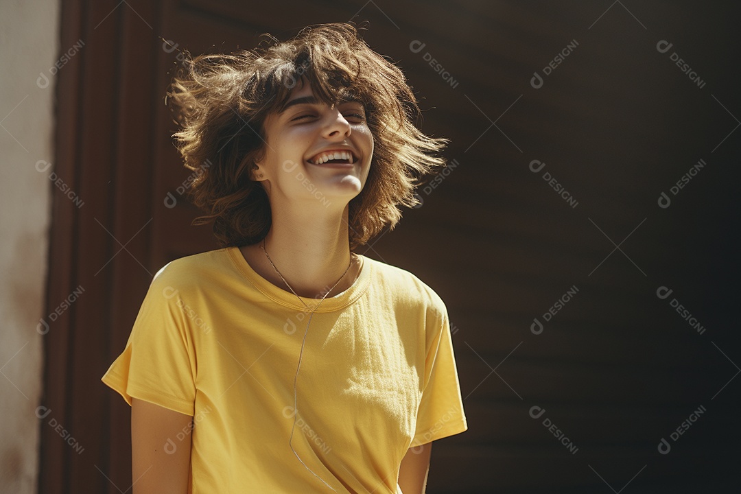 Mulher jovem sorridente vestindo camiseta amarela]