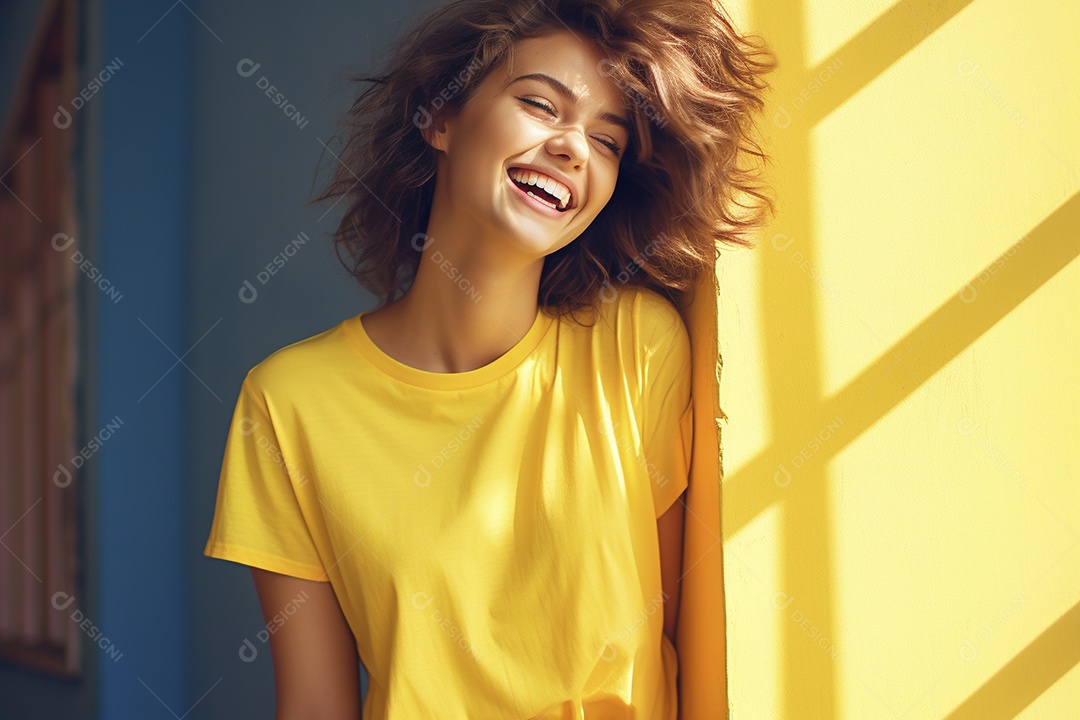 Mulher jovem sorridente vestindo camiseta amarela