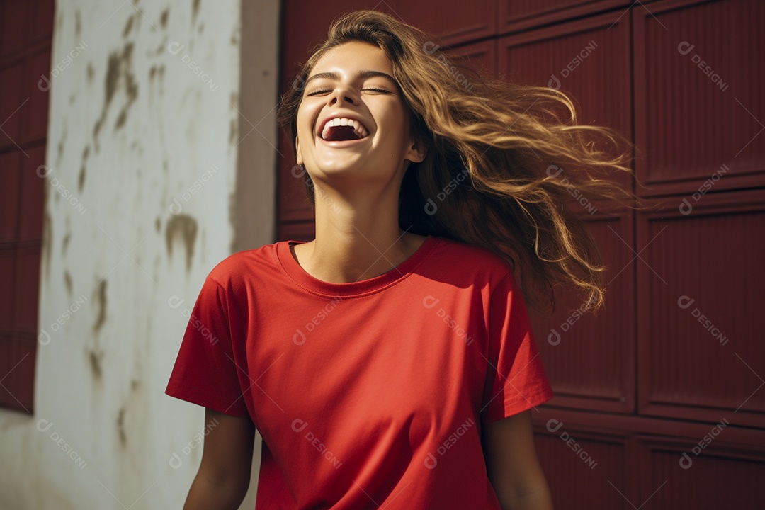 Mulher jovem sorridente vestindo camiseta vermelha