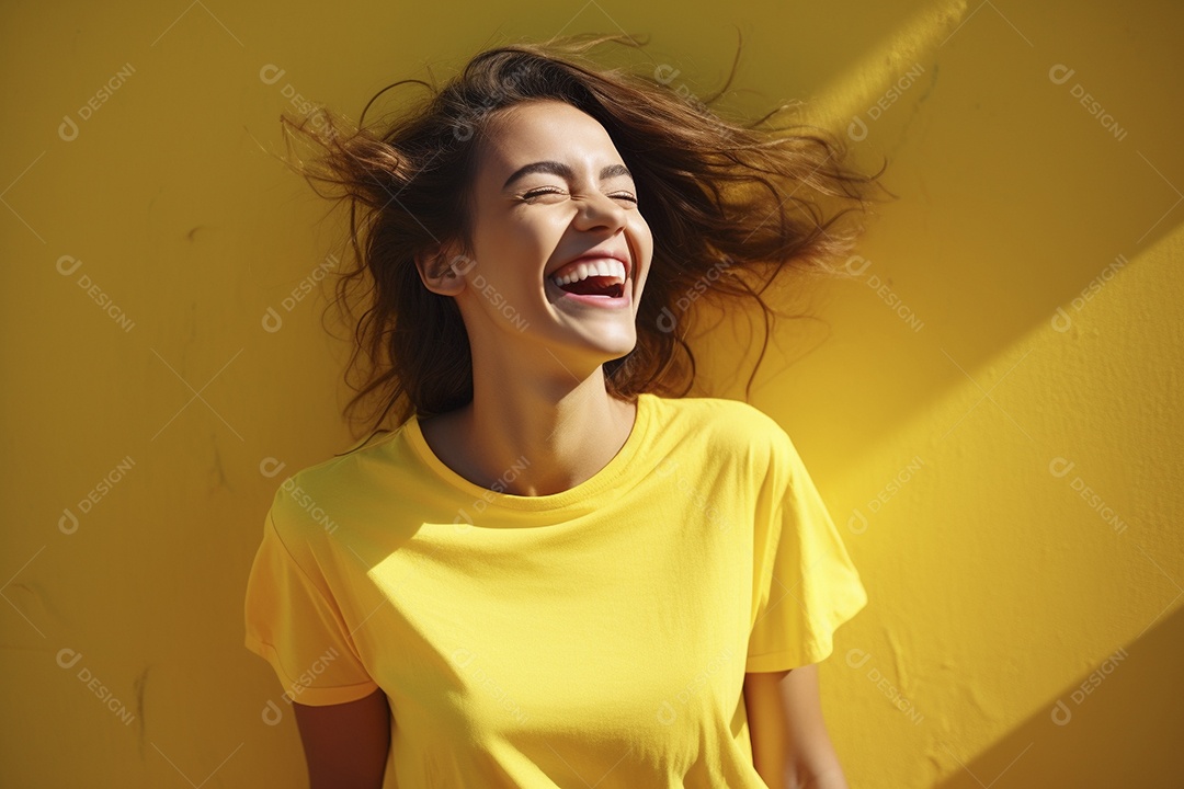 Mulher jovem sorridente vestindo camiseta amarela