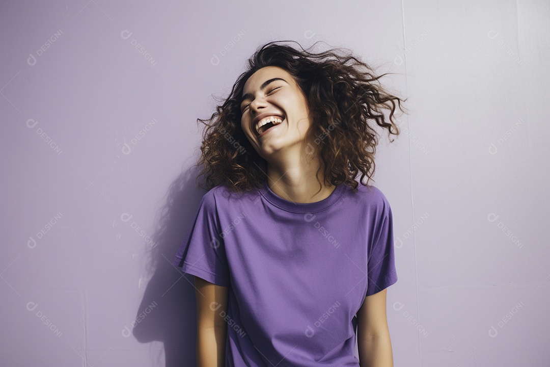 Mulher jovem sorridente vestindo camiseta lilás