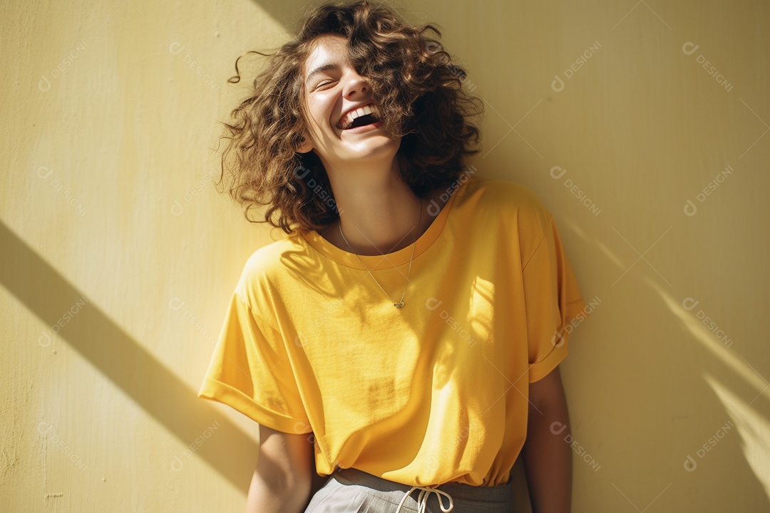 Mulher jovem sorridente vestindo camiseta amarela