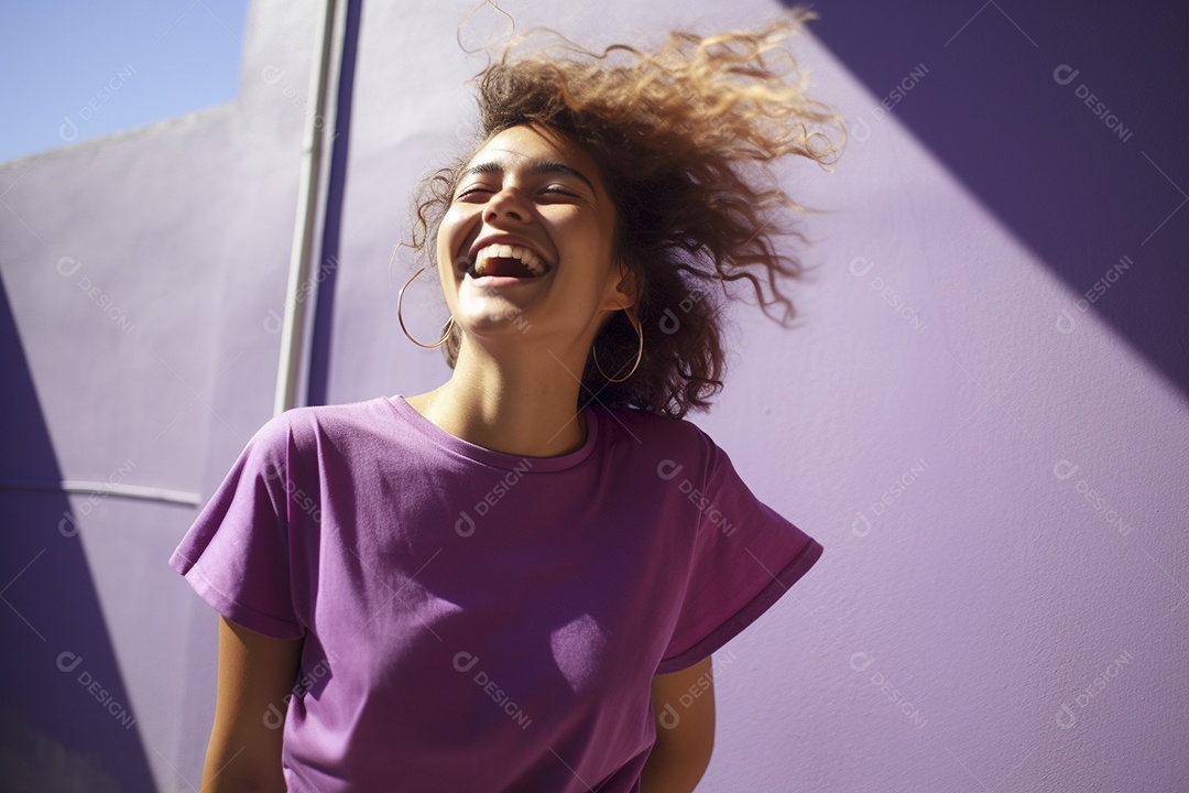 Mulher jovem sorridente vestindo camiseta lilás