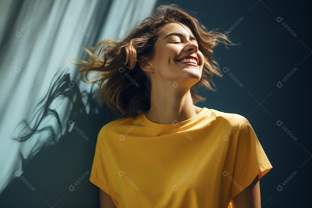 Mulher jovem sorridente vestindo camiseta amarela