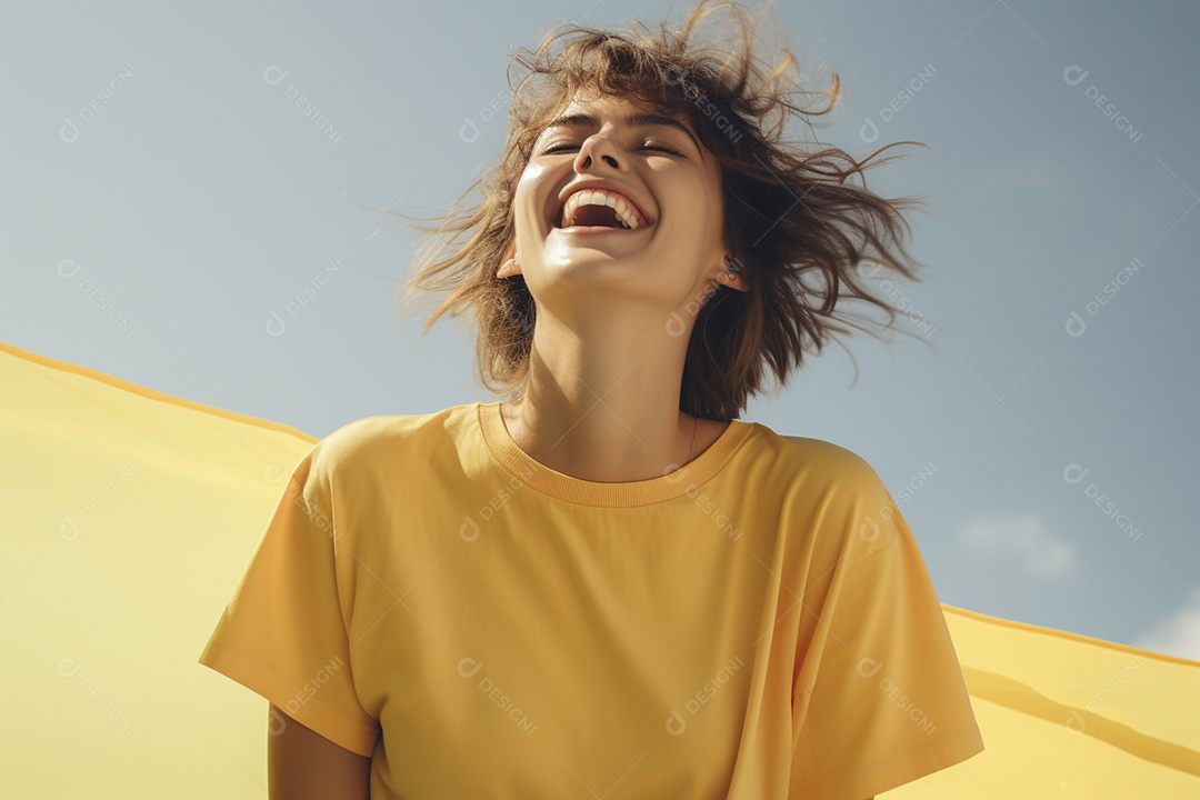 Mulher jovem sorridente vestindo camiseta amarela