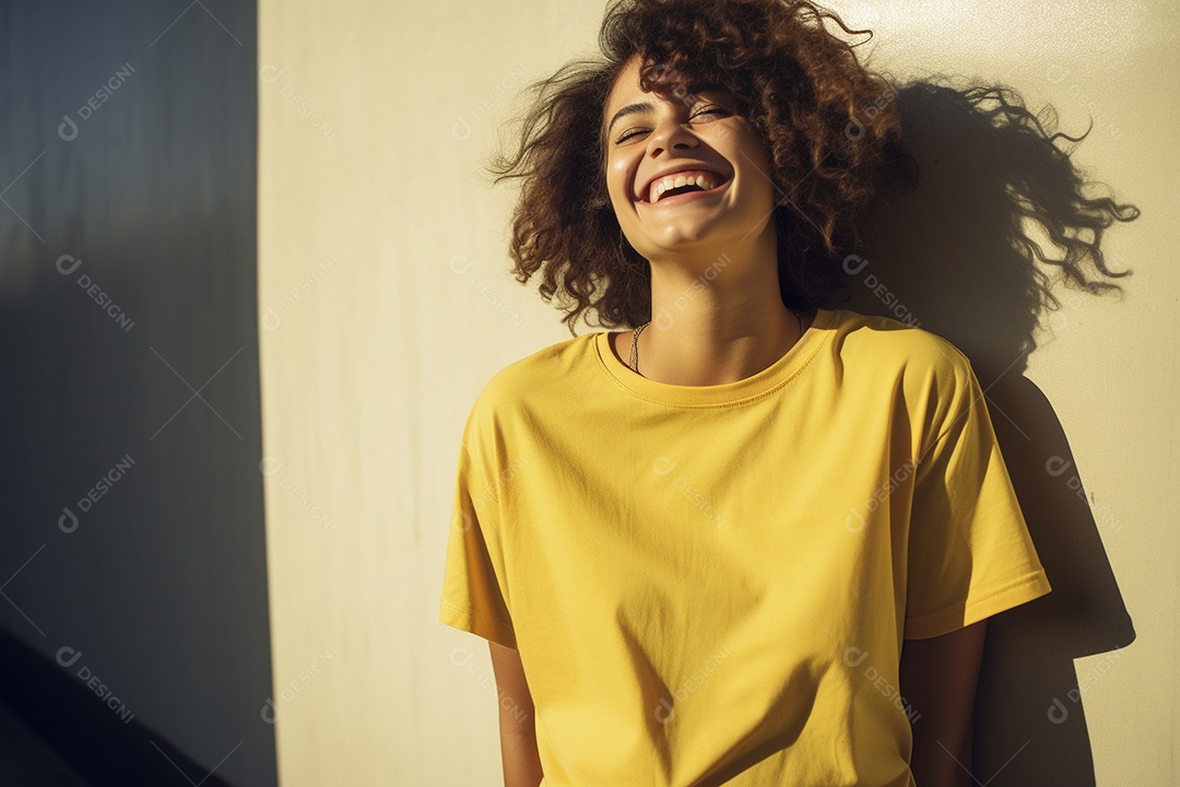 Mulher jovem sorridente vestindo camiseta amarela