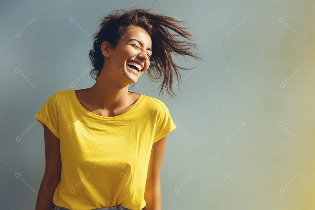 Mulher jovem sorridente vestindo camiseta amarela