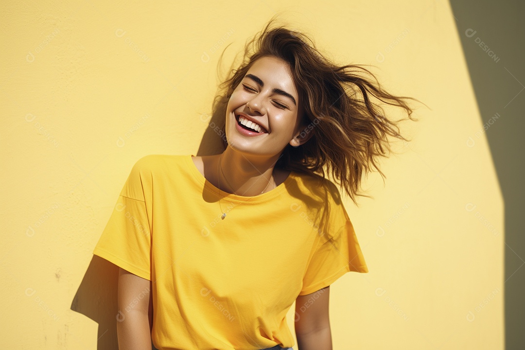 Mulher jovem sorridente vestindo camiseta amarela