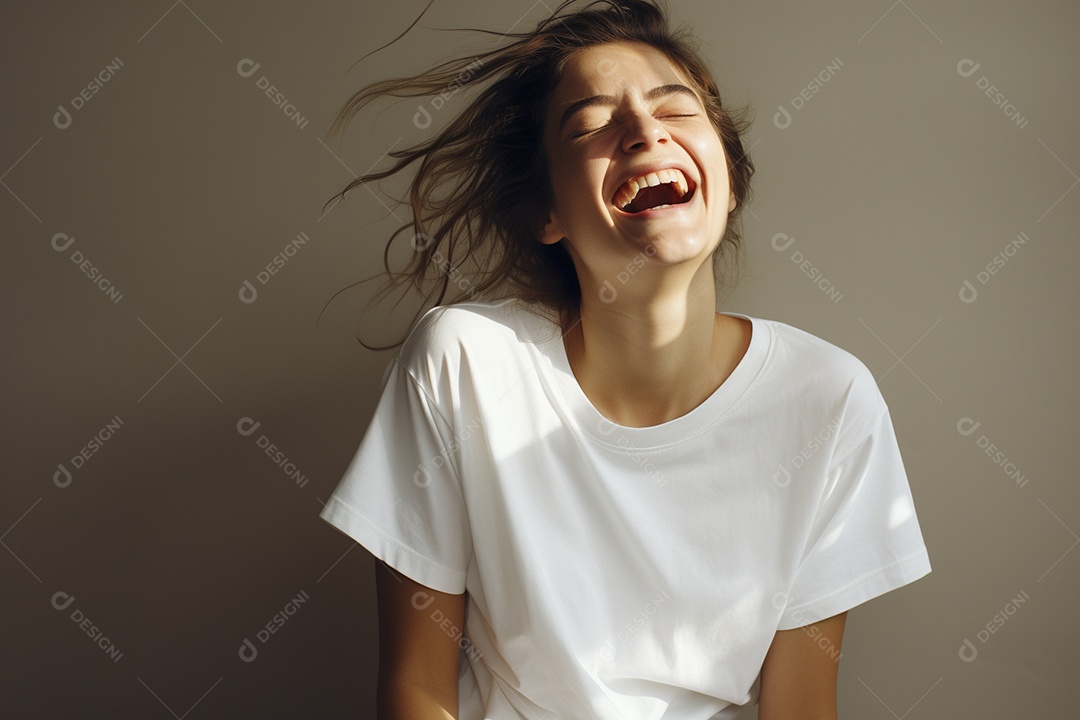 Mulher jovem sorridente vestindo camiseta branca