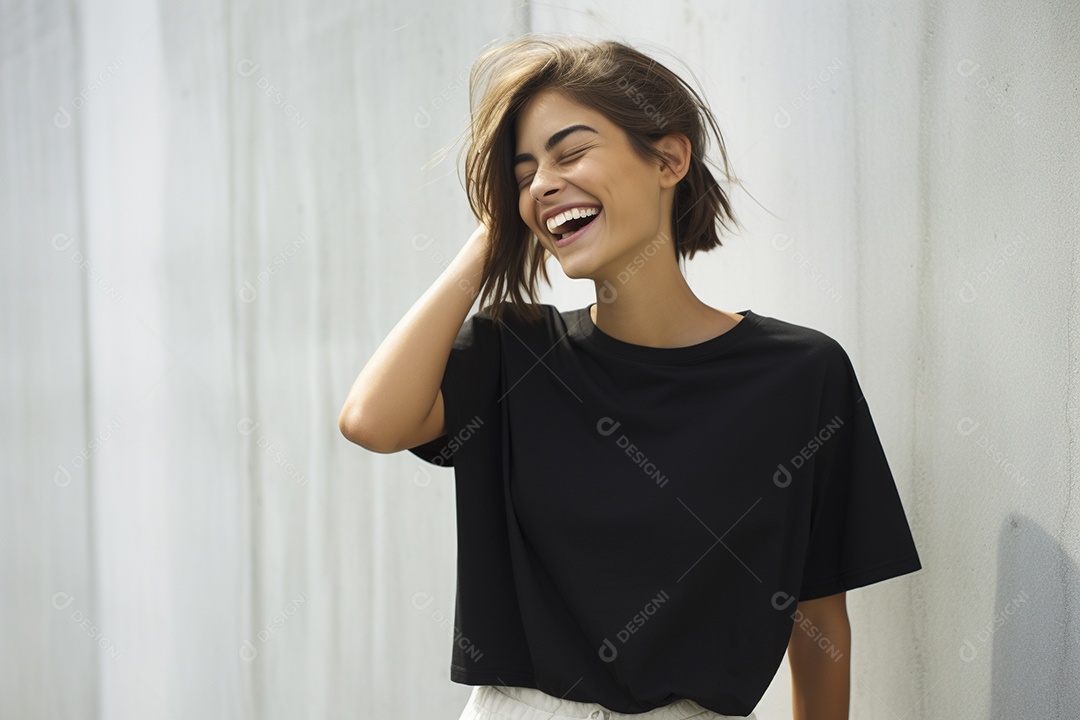 Mulher jovem sorridente vestindo camiseta preta