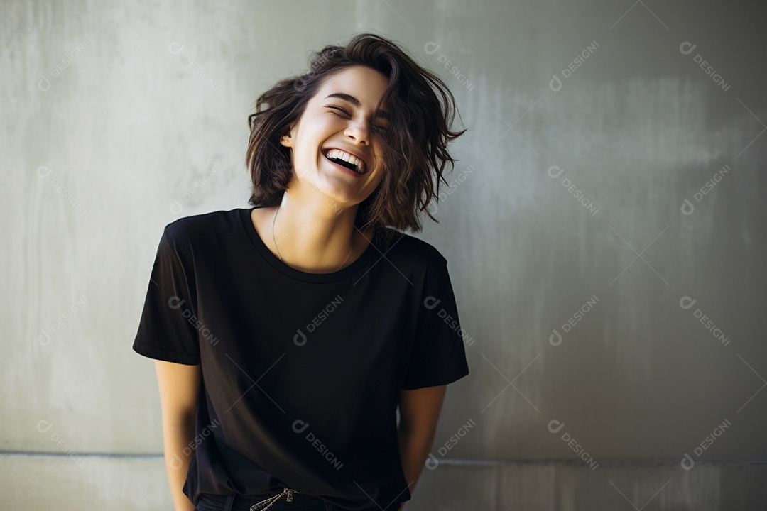Mulher jovem sorridente vestindo camiseta preta